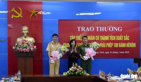 Xe biển số Lào có khoang bí mật chứa 100 bánh heroin - Ảnh 3. Xe biển số Lào có khoang bí mật chứa 100 bánh heroin - Ảnh 3.