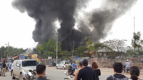 Cháy lớn ở làng nghề Triều Khúc, nhiều tài sản bị thiêu rụi - Ảnh 2. Cháy lớn ở làng nghề Triều Khúc, nhiều tài sản bị thiêu rụi - Ảnh 2.