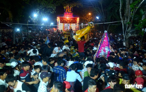 Lễ hội Làm chay vỡ trận sớm, người dự chia lộc sau khi tranh - Ảnh 5. Lễ hội Làm chay vỡ trận sớm, người dự chia lộc sau khi tranh - Ảnh 5.