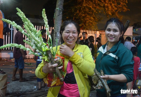 Lễ hội Làm chay vỡ trận sớm, người dự chia lộc sau khi tranh - Ảnh 11. Lễ hội Làm chay vỡ trận sớm, người dự chia lộc sau khi tranh - Ảnh 11.