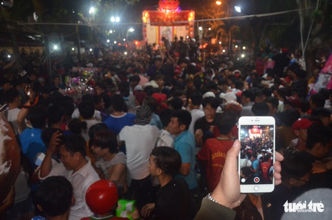 Lễ hội Làm chay vỡ trận sớm, người dự chia lộc sau khi tranh - Ảnh 7. Lễ hội Làm chay vỡ trận sớm, người dự chia lộc sau khi tranh - Ảnh 7.