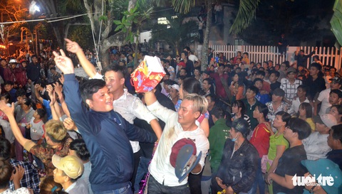 Lễ hội Làm chay vỡ trận sớm, người dự chia lộc sau khi tranh - Ảnh 8. Lễ hội Làm chay vỡ trận sớm, người dự chia lộc sau khi tranh - Ảnh 8.