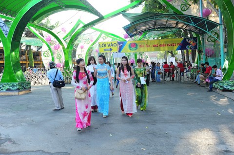 8-3: mặc áo dài vào chơi Đầm Sen được miễn vé - Ảnh 1. 8-3: mặc áo dài vào chơi Đầm Sen được miễn vé - Ảnh 1.