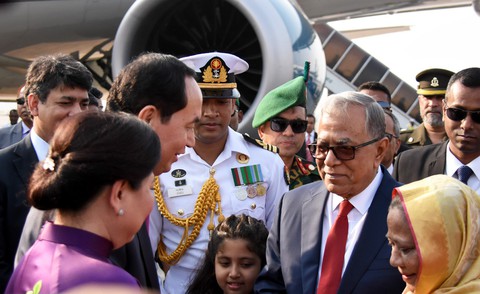Tổng thống Bangladesh ra sân bay đón Chủ tịch nước Trần Đại Quang - Ảnh 1. Tổng thống Bangladesh ra sân bay đón Chủ tịch nước Trần Đại Quang - Ảnh 1.