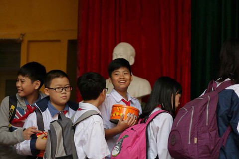 Gom bánh kẹo chưa dùng sau tết tặng trẻ em nghèo - Ảnh 2. Gom bánh kẹo chưa dùng sau tết tặng trẻ em nghèo - Ảnh 2.