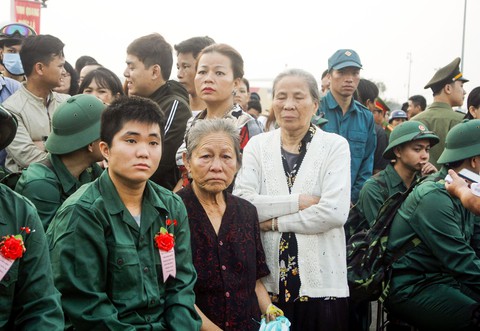 Xúc động cảnh người thân tiễn tân binh ngày nhập ngũ - Ảnh 3. Xúc động cảnh người thân tiễn tân binh ngày nhập ngũ - Ảnh 3.