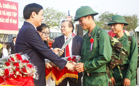 Xúc động cảnh người thân tiễn tân binh ngày nhập ngũ - Ảnh 1. Xúc động cảnh người thân tiễn tân binh ngày nhập ngũ - Ảnh 1.