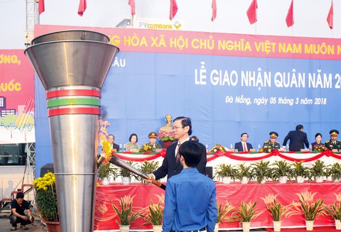 Xúc động cảnh người thân tiễn tân binh ngày nhập ngũ - Ảnh 4. Xúc động cảnh người thân tiễn tân binh ngày nhập ngũ - Ảnh 4.
