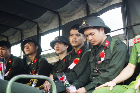 Xúc động cảnh người thân tiễn tân binh ngày nhập ngũ - Ảnh 8. Xúc động cảnh người thân tiễn tân binh ngày nhập ngũ - Ảnh 8.