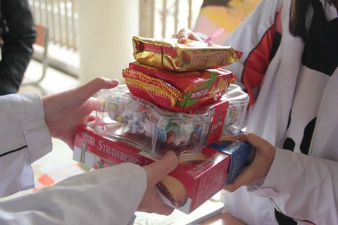 Gom bánh kẹo chưa dùng sau tết tặng trẻ em nghèo - Ảnh 1. Gom bánh kẹo chưa dùng sau tết tặng trẻ em nghèo - Ảnh 1.