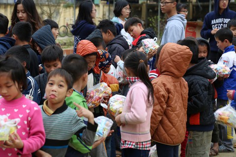 Gom bánh kẹo chưa dùng sau tết tặng trẻ em nghèo - Ảnh 3. Gom bánh kẹo chưa dùng sau tết tặng trẻ em nghèo - Ảnh 3.