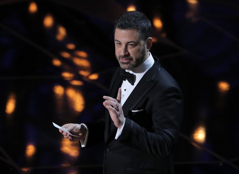 Những pha châm biếm xéo xắt nhất của Jimmy Kimmel tại Oscar 90 - Ảnh 1. Những pha châm biếm xéo xắt nhất của Jimmy Kimmel tại Oscar 90 - Ảnh 1.