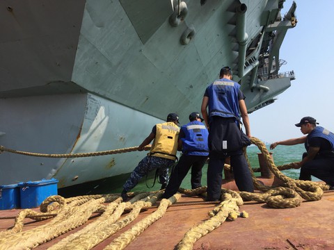 Những hình ảnh mới nhất của tàu sân bay USS Carl Vinson neo đậu ở Đà Nẵng - Ảnh 1. Những hình ảnh mới nhất của tàu sân bay USS Carl Vinson neo đậu ở Đà Nẵng - Ảnh 1.