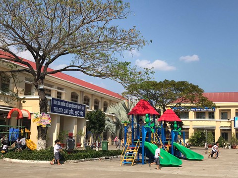 Cô giáo kể bị buộc quỳ gối mới được cho qua chuyện - Ảnh 1. Cô giáo kể bị buộc quỳ gối mới được cho qua chuyện - Ảnh 1.