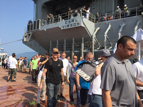 Những hình ảnh mới nhất của tàu sân bay USS Carl Vinson neo đậu ở Đà Nẵng - Ảnh 2. Những hình ảnh mới nhất của tàu sân bay USS Carl Vinson neo đậu ở Đà Nẵng - Ảnh 2.