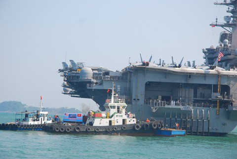 Những hình ảnh mới nhất của tàu sân bay USS Carl Vinson neo đậu ở Đà Nẵng - Ảnh 4. Những hình ảnh mới nhất của tàu sân bay USS Carl Vinson neo đậu ở Đà Nẵng - Ảnh 4.