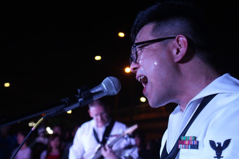 Hải quân Mỹ cháy hết mình cùng người dân Đà Nẵng - Ảnh 7. Hải quân Mỹ cháy hết mình cùng người dân Đà Nẵng - Ảnh 7.