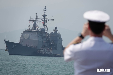Những hình ảnh mới nhất của tàu sân bay USS Carl Vinson neo đậu ở Đà Nẵng - Ảnh 16. Những hình ảnh mới nhất của tàu sân bay USS Carl Vinson neo đậu ở Đà Nẵng - Ảnh 16.