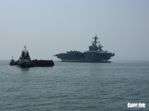 Những hình ảnh mới nhất của tàu sân bay USS Carl Vinson neo đậu ở Đà Nẵng - Ảnh 8. Những hình ảnh mới nhất của tàu sân bay USS Carl Vinson neo đậu ở Đà Nẵng - Ảnh 8.