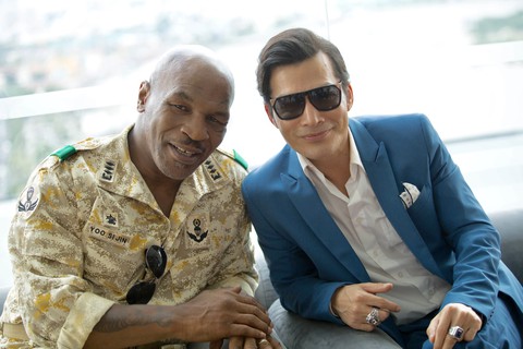 Rũ bỏ vẻ lầm lì, Mike Tyson tươi cười bán trái cây chợ nổi! - Ảnh 3. Rũ bỏ vẻ lầm lì, Mike Tyson tươi cười bán trái cây chợ nổi! - Ảnh 3.