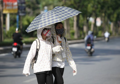 Miền Nam tiếp tục nắng nóng, có mưa trái mùa - Ảnh 1. Miền Nam tiếp tục nắng nóng, có mưa trái mùa - Ảnh 1.