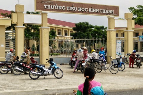 Kỷ luật cảnh cáo cô giáo quỳ xin lỗi phụ huynh - Ảnh 1. Kỷ luật cảnh cáo cô giáo quỳ xin lỗi phụ huynh - Ảnh 1.