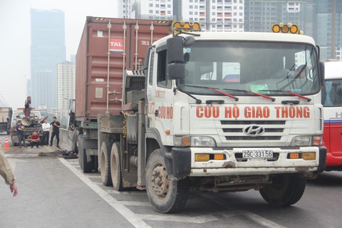 Xe container đâm nát dải phân cách, vành đai 3 tắc từ sáng tới trưa - Ảnh 5. Xe container đâm nát dải phân cách, vành đai 3 tắc từ sáng tới trưa - Ảnh 5.