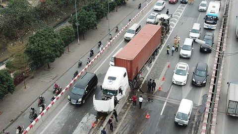 Xe container đâm nát dải phân cách, vành đai 3 tắc từ sáng tới trưa - Ảnh 2. Xe container đâm nát dải phân cách, vành đai 3 tắc từ sáng tới trưa - Ảnh 2.
