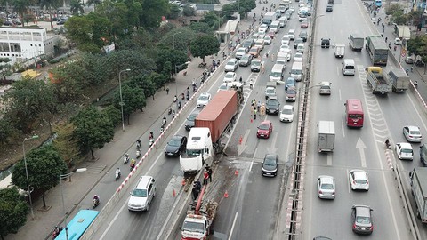 Xe container đâm nát dải phân cách, vành đai 3 tắc từ sáng tới trưa - Ảnh 1. Xe container đâm nát dải phân cách, vành đai 3 tắc từ sáng tới trưa - Ảnh 1.