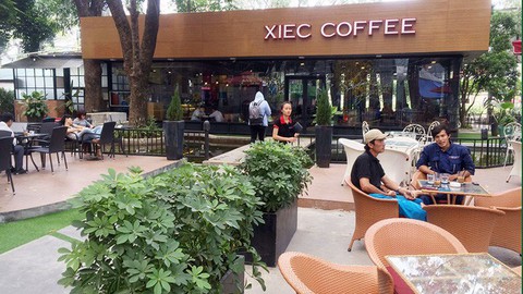 “Khất” đề án dời công trình, quán ăn trên đất công viên - Ảnh 1. “Khất” đề án dời công trình, quán ăn trên đất công viên - Ảnh 1.