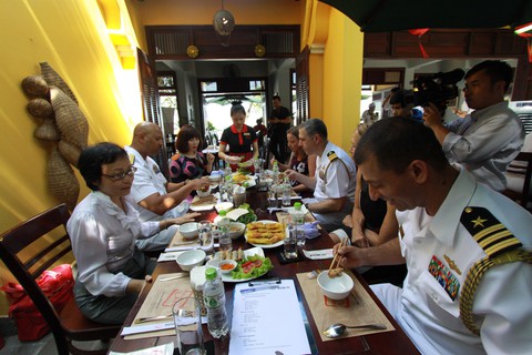 Đầu bếp tàu sân bay Mỹ nấu mì Quảng, làm nem rán, bánh xèo - Ảnh 8. Đầu bếp tàu sân bay Mỹ nấu mì Quảng, làm nem rán, bánh xèo - Ảnh 8.