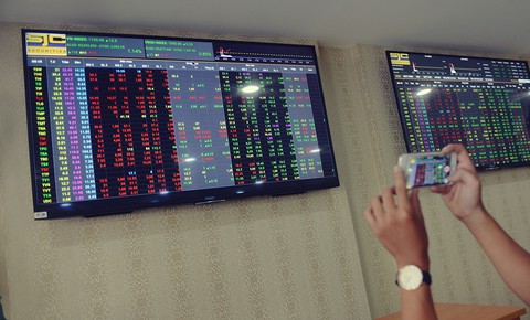 Cổ phiếu Vingroup tỏa sáng, VN Index tăng 27 điểm - Ảnh 1. Cổ phiếu Vingroup tỏa sáng, VN Index tăng 27 điểm - Ảnh 1.