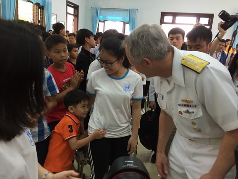 Lính Mỹ chơi kéo co, đập niêu với bệnh nhân Đà Nẵng - Ảnh 9. Lính Mỹ chơi kéo co, đập niêu với bệnh nhân Đà Nẵng - Ảnh 9.