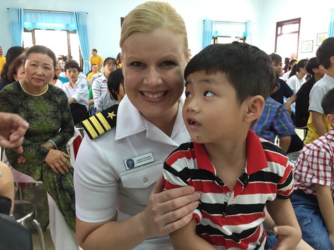 Lính Mỹ chơi kéo co, đập niêu với bệnh nhân Đà Nẵng - Ảnh 11. Lính Mỹ chơi kéo co, đập niêu với bệnh nhân Đà Nẵng - Ảnh 11.