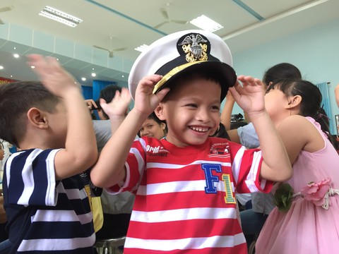 Lính Mỹ chơi kéo co, đập niêu với bệnh nhân Đà Nẵng - Ảnh 13. Lính Mỹ chơi kéo co, đập niêu với bệnh nhân Đà Nẵng - Ảnh 13.