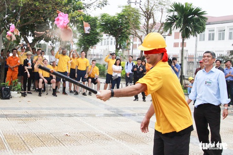 Lính Mỹ chơi kéo co, đập niêu với bệnh nhân Đà Nẵng - Ảnh 4. Lính Mỹ chơi kéo co, đập niêu với bệnh nhân Đà Nẵng - Ảnh 4.