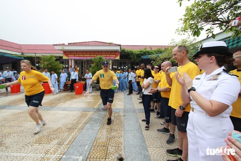 Lính Mỹ chơi kéo co, đập niêu với bệnh nhân Đà Nẵng - Ảnh 3. Lính Mỹ chơi kéo co, đập niêu với bệnh nhân Đà Nẵng - Ảnh 3.