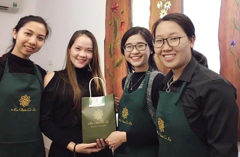 Dự án kinh doanh tinh dầu của ba cô gái Hoa thơm cỏ lạ - Ảnh 1. Dự án kinh doanh tinh dầu của ba cô gái Hoa thơm cỏ lạ - Ảnh 1.