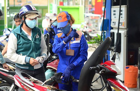 Tăng thuế xăng dầu, người dân được hưởng lợi gì? - Ảnh 1. Tăng thuế xăng dầu, người dân được hưởng lợi gì? - Ảnh 1.