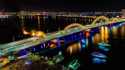 Cầu Rồng Đà Nẵng phun lửa chào đón thủy thủ Mỹ - Ảnh 1. Cầu Rồng Đà Nẵng phun lửa chào đón thủy thủ Mỹ - Ảnh 1.