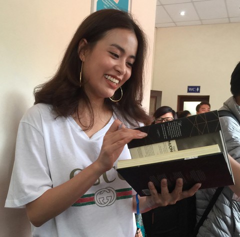 Hoàng Thùy Linh ra mắt tự truyện Vàng Anh và Phượng Hoàng - Ảnh 3. Hoàng Thùy Linh ra mắt tự truyện Vàng Anh và Phượng Hoàng - Ảnh 3.