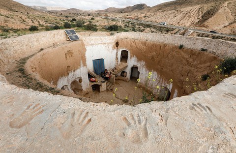 Những gia đình cuối cùng sống dưới lòng đất ở Tunisia - Ảnh 1. Những gia đình cuối cùng sống dưới lòng đất ở Tunisia - Ảnh 1.