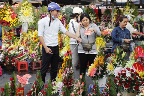 Lễ 8-3: Chóng mặt giá hoa hồng, 25.000 đồng một bông - Ảnh 1. Lễ 8-3: Chóng mặt giá hoa hồng, 25.000 đồng một bông - Ảnh 1.