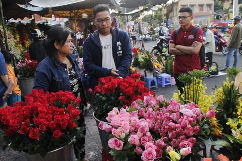 Lễ 8-3: Chóng mặt giá hoa hồng, 25.000 đồng một bông - Ảnh 4. Lễ 8-3: Chóng mặt giá hoa hồng, 25.000 đồng một bông - Ảnh 4.