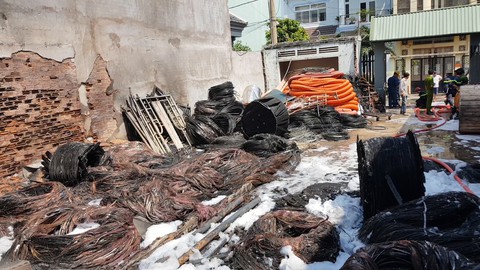 Bãi cáp viễn thông cháy ngùn ngụt, nghi lửa bén từ tàn thuốc lá - Ảnh 2. Bãi cáp viễn thông cháy ngùn ngụt, nghi lửa bén từ tàn thuốc lá - Ảnh 2.