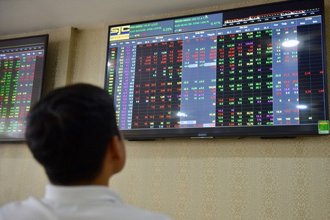 Li kì vụ tài khoản chứng khoán bị ‘hack’, nhà đầu tư hoảng hốt bị bán ‘trộm’ cả tỉ đồng - Ảnh 1. Nhiều nhà đầu tư bị đăng nhập bất hợp pháp vào tài khoản chứng khoán - Ảnh: ÁNH HỒNG