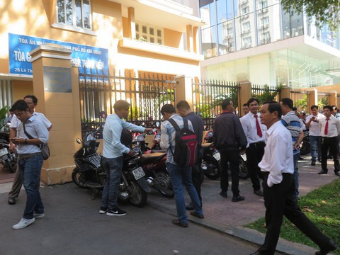 Tạm đình chỉ vụ Vinasun kiện Grab đòi bồi thường 41,2 tỉ đồng - Ảnh 1. Tạm đình chỉ vụ Vinasun kiện Grab đòi bồi thường 41,2 tỉ đồng - Ảnh 1.