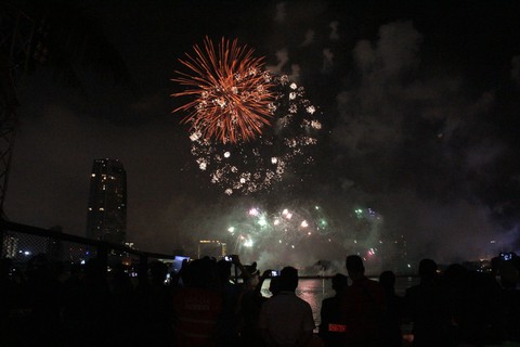 Pháo hoa Đà Nẵng 2018 mang chủ đề những cây cầu - Ảnh 2. Pháo hoa Đà Nẵng 2018 mang chủ đề những cây cầu - Ảnh 2.