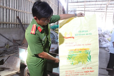 Cần Thơ bắt quả tang cơ sở bán lúa giống giả thương hiệu - Ảnh 1. Cần Thơ bắt quả tang cơ sở bán lúa giống giả thương hiệu - Ảnh 1.