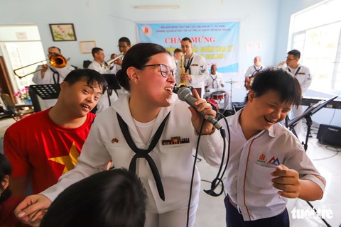 Lính hải quân Mỹ nhảy múa, chơi bóng rổ cùng trẻ em chất độc da cam - Ảnh 3. Lính hải quân Mỹ nhảy múa, chơi bóng rổ cùng trẻ em chất độc da cam - Ảnh 3.